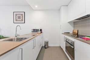 Fridge, microwave, oven, stovetop - Tranquil 1-Bed Apartment with Courtyard, Pool, BBQ (Phillip)