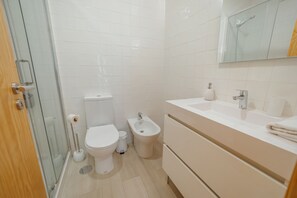 Bruser, hårtørrer, håndklæder, Sæbe