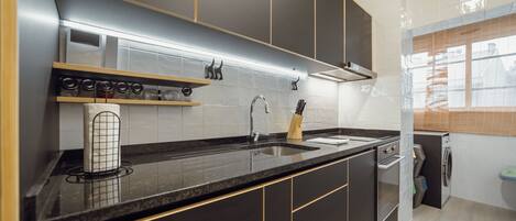 Kylskåp, mikrovågsugn, ugn och diskmaskin