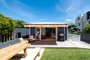 Outdoor dining - Laidback luxury by the beach - The Lombard (Auckland)