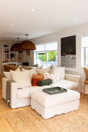 Fireplace - Laidback luxury by the beach - The Lombard (Auckland)