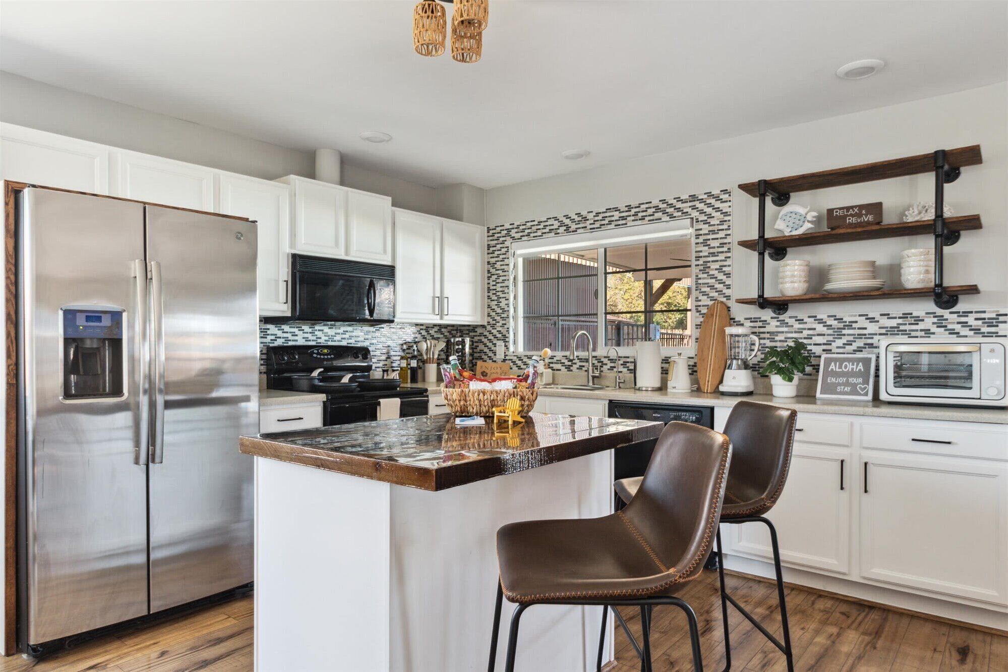 Een koelkast, een microgolfoven, een oven, een kookplaat