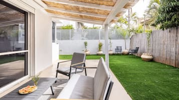 Villa, 5 Bedrooms, Patio, Garden View | Interior