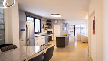 Vila, 5 kamar tidur, patio, pemandangan kebun | Dapur pribadi | Lemari es, microwave, oven, dan mesin pencuci piring