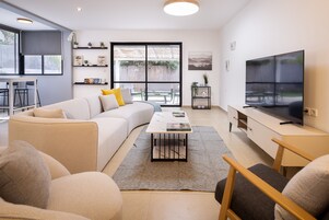 Villa, 5 habitaciones, patio, vistas al jardín | Zona de estar | Smart TV de 65 pulgadas con canales digitales