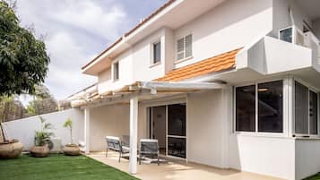 Villa, 5 Bedrooms, Patio, Garden View | Interior
