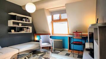 Apartment, 1 Bedroom, Smoking, Terrace | Living area | Books