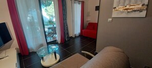 Living area - Beautiful studio in Six-Fours-Les-plages 100 m from the sea (Six-Fours-les-Plages)