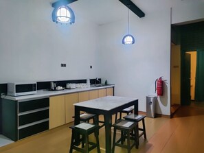 Fridge, microwave - Suria Suites at Tanah Rata (Tanah Rata)
