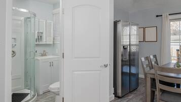 Douche, sèche-cheveux, serviettes fournies