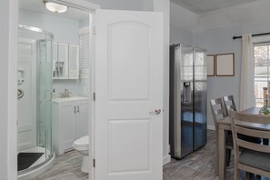 Douche, séchoir à cheveux, serviettes fournies, shampooing