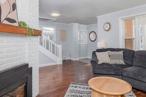 TV, offices - Beautiful Bungalow on Baldwin - 3 bed, 2 bath (Oshkosh)