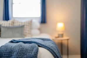 3 bedrooms, desk, iron/ironing board, WiFi - Beautiful Bungalow on Baldwin - 3 bed, 2 bath (Oshkosh)