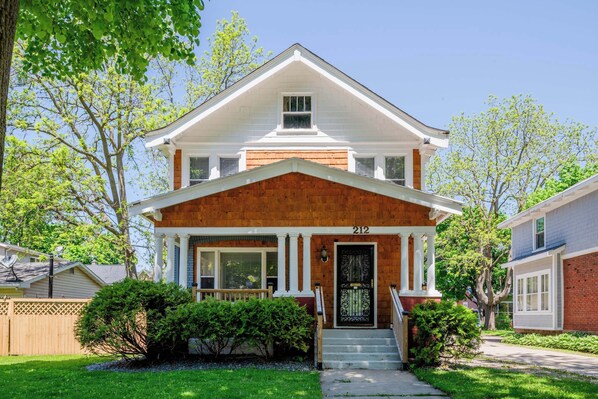 Exterior - Beautiful Bungalow on Baldwin - 3 bed, 2 bath (Oshkosh)