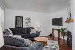 TV, offices - Beautiful Bungalow on Baldwin - 3 bed, 2 bath (Oshkosh)