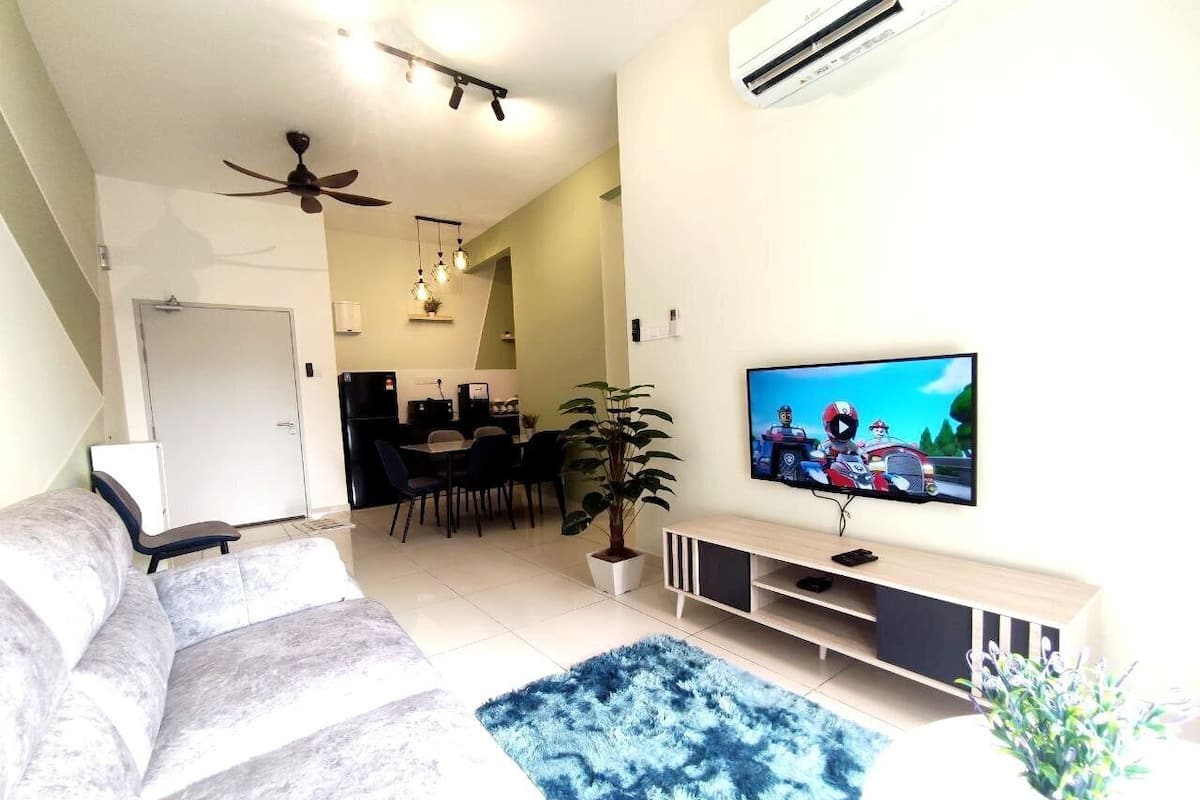 800-cm Smart TV with digital channels