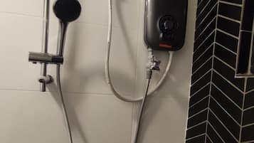 Chuveiro, bidê, toalhas de banho, sabonete