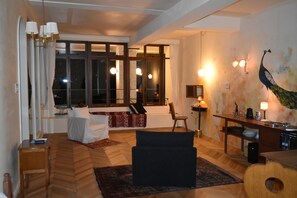 Luxury Twin Room | Living area
