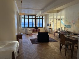 Cubrecamas, decoración personalizada, muebles diferentes y wifi gratis 