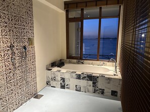 Separate tub and shower, deep soaking tub, rainfall showerhead