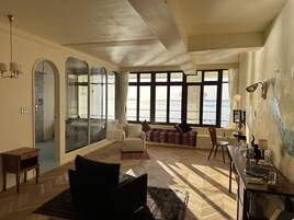 Cubrecamas, decoración personalizada, muebles diferentes y wifi gratis 