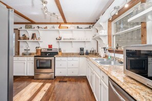 Køleskab, mikrobølgeovn, ovn, kogeplade