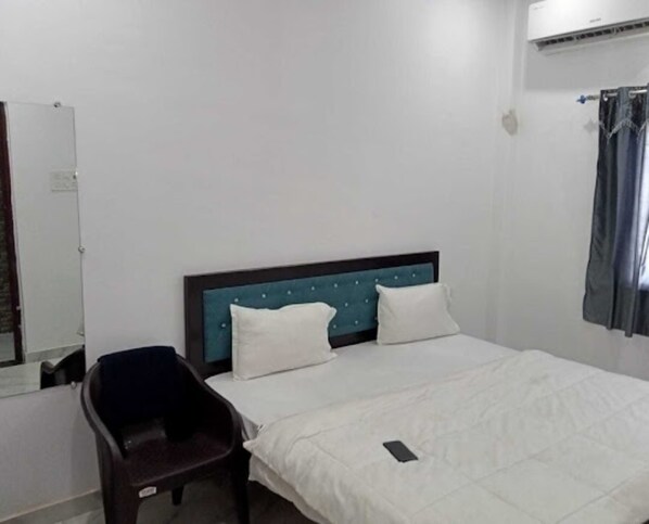 Deluxe Double Room, City View | 1 bedroom, free WiFi, bed sheets