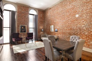 In-room dining - Chuck's place (New Orleans)