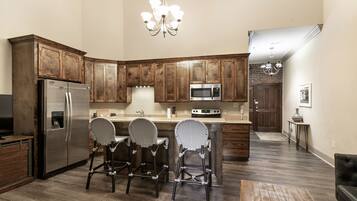 Executive Suite, 1 Bedroom, Non Smoking, City View | Private kitchen | Fridge, microwave, coffee/tea maker, electric kettle