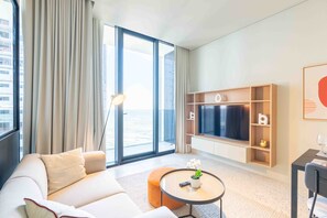 TV - Sleek 1BR w/ Balcony in Business Bay (Dubai)