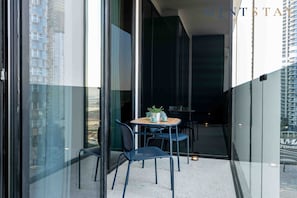 Outdoor dining - Prime Location, Pristine Studio in Business Bay (Dubai)