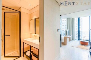 Shower, hair dryer, towels - Modern Studio w/ Balcony in Business Bay (Dubai)