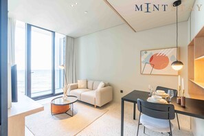 TV - Modern Studio w/ Balcony in Business Bay (Dubai)