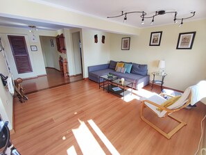 TV - Oeiras, 2 bedroom apartment w/ balcony and barbecue next to Parque dos Poetas (Oeiras)