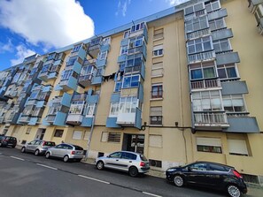 Exterior - Oeiras, 2 bedroom apartment w/ balcony and barbecue next to Parque dos Poetas (Oeiras)