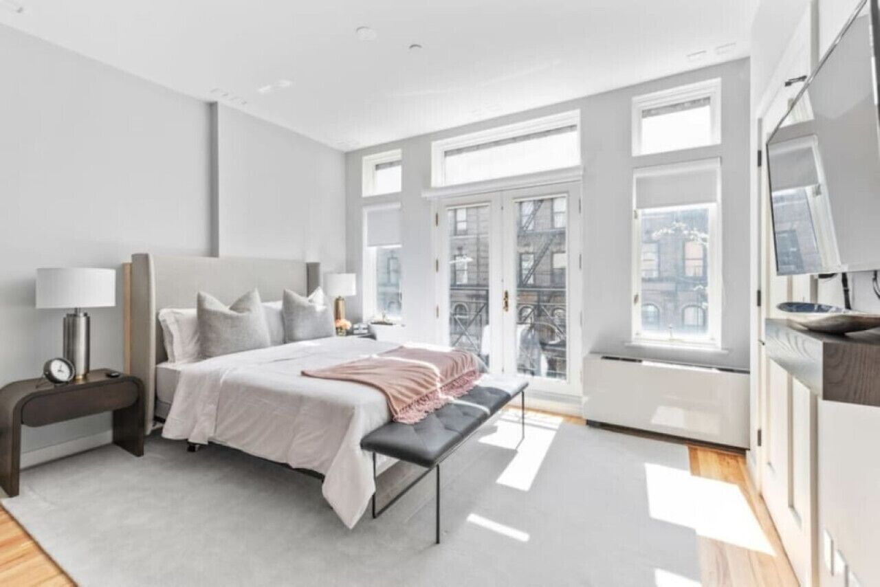 Luxe Studio w  Juliet Balcony in Upper East