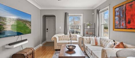 Una Smart TV, una pantalla de ordenador