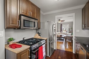 Cafetière/bouilloire, réfrigérateur, micro-ondes, four