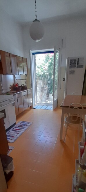 Fridge, oven, stovetop, coffee/tea maker