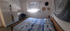 2 bedrooms, iron/ironing board, bed sheets, wheelchair access