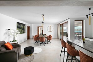 Dining - Exquisite 5-Star Luxury: Stunning 4-Bedroom Apartment with Panoramic Seaviews (Vir)