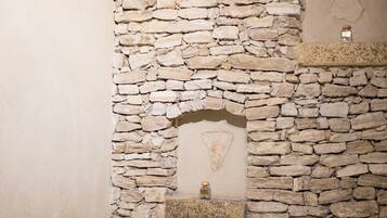Deluxe Suite | Bathroom | Free toiletries, hair dryer