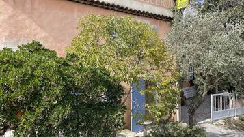 Un bâtiment sur lequel on peut lire l’inscription « LAMBEE DU LUBERON », ainsi qu’un panneau jaune sur lequel est écrit « LOUIS ».