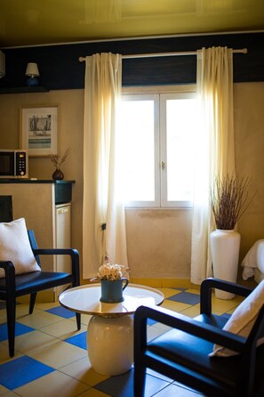 Suite familiar | Zona de estar | Televisión de 24 pulgadas con canales digitales, juguetes