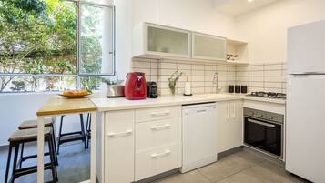 Apartamento, 2 habitaciones, patio, vistas al patio | Cocina privada | Frigorífico, horno, máquina de café espresso y tostadora