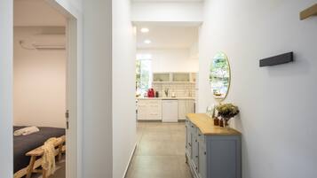 Appartamento, 2 camere da letto, patio, vista cortile | 2 camere, ferro/asse da stiro, Wi-Fi gratuito