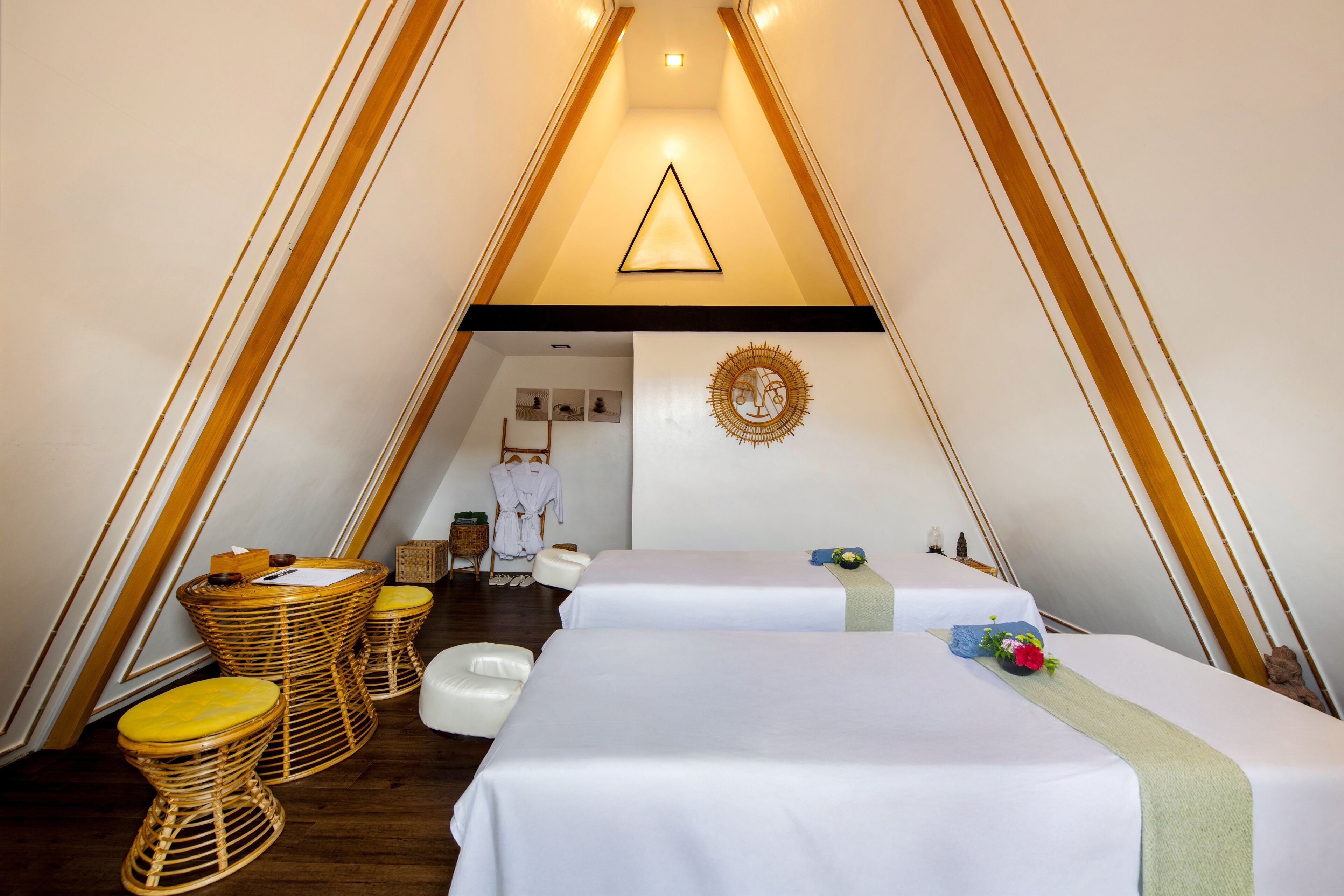 Couples treatment rooms, body treatments, hot stone massages