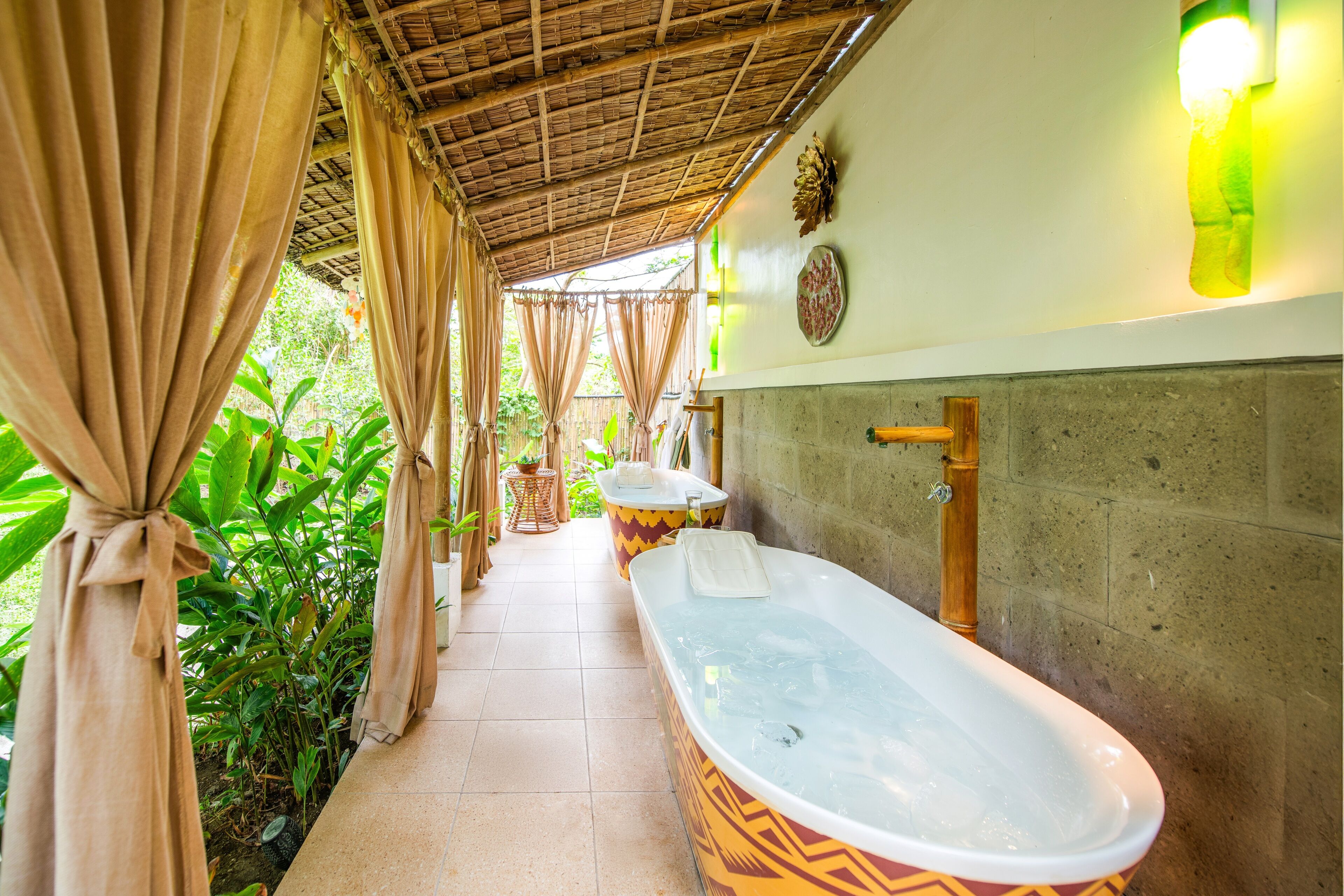 Couples treatment rooms, body treatments, hot stone massages