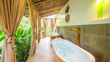 Couples treatment rooms, body treatments, hot stone massages