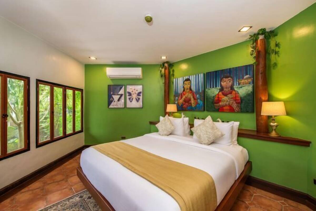 Minibar, in-room safe, blackout drapes, WiFi (free)